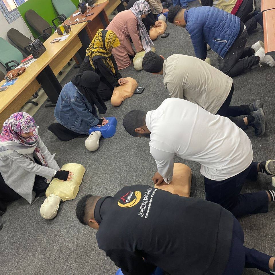 اقام مركز المهارات الطبية اليوم الثلاثاء الموافق 6/ 01/ 2026 دورة تدريبة فى مجال الانعاش والاسعاف للعناصر الطبية والطبية المساعدة  للعناصر مركز طب الطوارى والميدان وسوف تتولى الدورات طيلة الفترة القادمة .